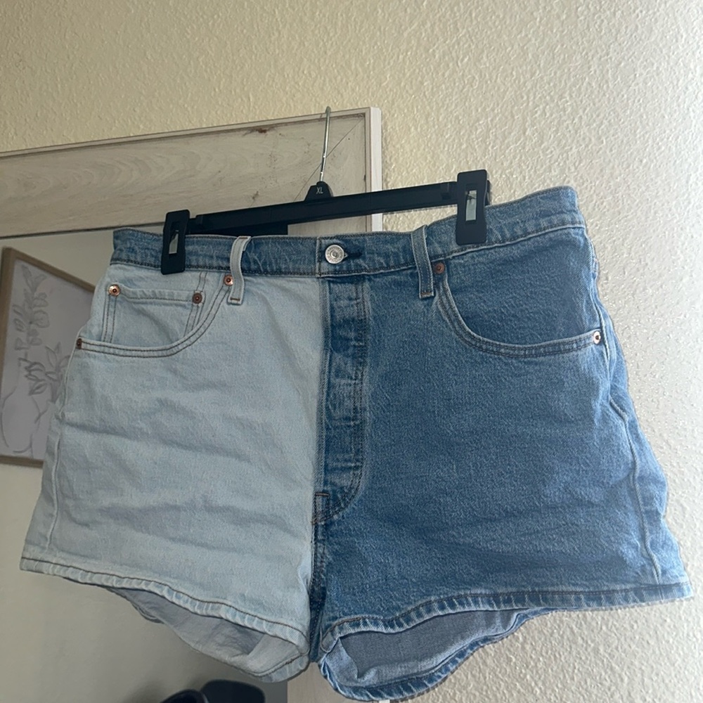 Levi’s Split Color Shorts🌺